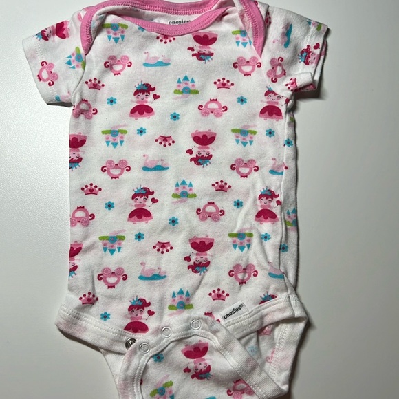 NWOT Onesie brand short sleeve princess onesie, never worn 3-6M - Picture 1 of 2